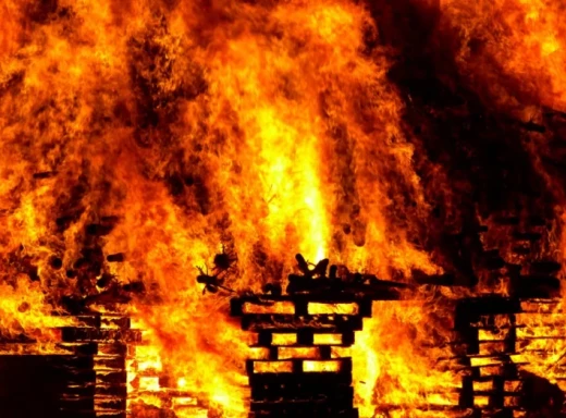 На Ніжинщині горіла житлова будівля: постраждав і автомобіль фото