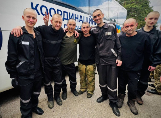 Україна повернула цивільних та військових з російського полону фото Україна повернула цивільних та військових з російського полону фото