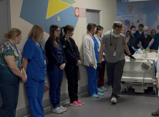 13-річний Іван врятував чотирьох людей: в "Охматдиті" провели коридор пошани для юного донора фото