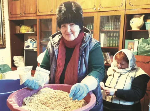 У Ніжині волонтери виготовляють грілки з тирси: подробиці фото