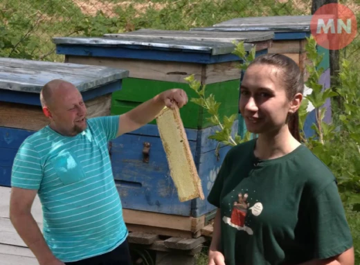 Доглядає пасіку, поки батько на війні: 22-річна жителька Чернігівщини засвоїла навички бджільництва телефоном фото
