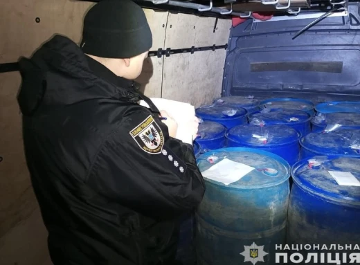 Поблизу Ніжина поліцейські вилучили майже 2,5 тонни спирту невідомого походження (Фото) фото