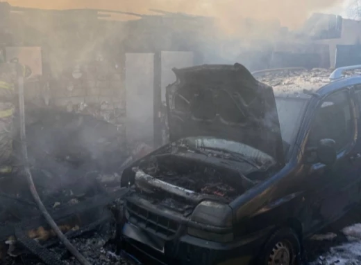 Згоріла літня кухня та авто: на Чернігівщині через російські обстріли сталася пожежа фото