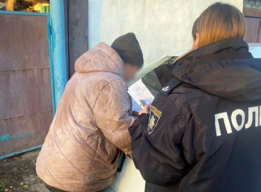Допоможи налаштувати телефон: на Чернігівщині жінка пів року обкрадала свою сусідку фото