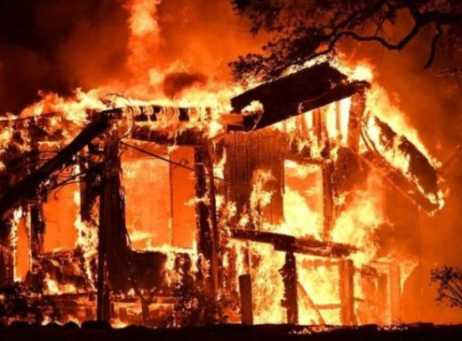 У Ніжині горіли квартира та житловий будинок: що відомо фото