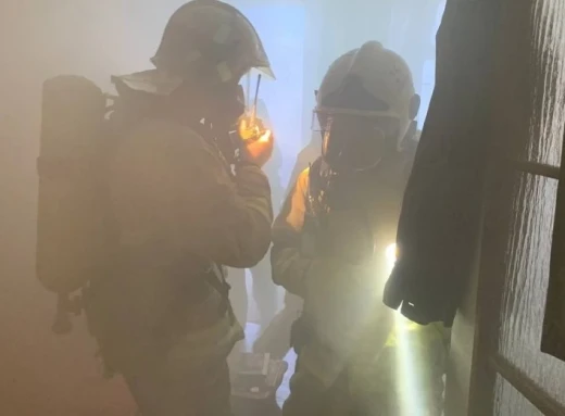 У Чернігові горіли вхідні двері у квартирі: врятовано двох людей, ще четверо – евакуйовано фото