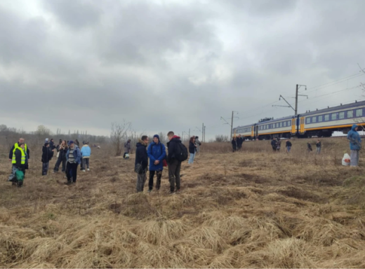 Поїзд Київ–Славутич зупинили під Ніжином під час тривоги: пасажирів висадили в полі фото