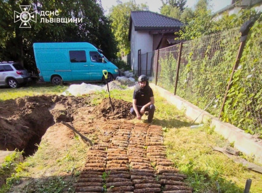 138 снарядів просто у дворі: у Львові сапери ДСНС вилучили небезпечну знахідку часів Другої світової фото 138 снарядів просто у дворі: у Львові сапери ДСНС вилучили небезпечну знахідку часів Другої світової фото