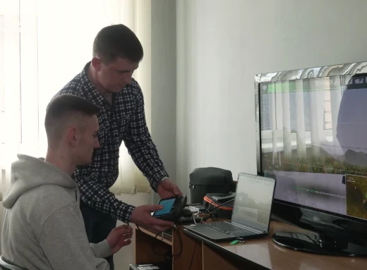На Чернігівщині в одному професійних училищ вчаться керувати дронами фото