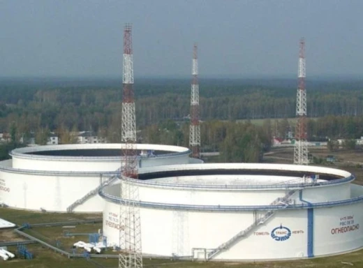 Білорусь захищає нафтові резервуари від дронів: що сталося фото