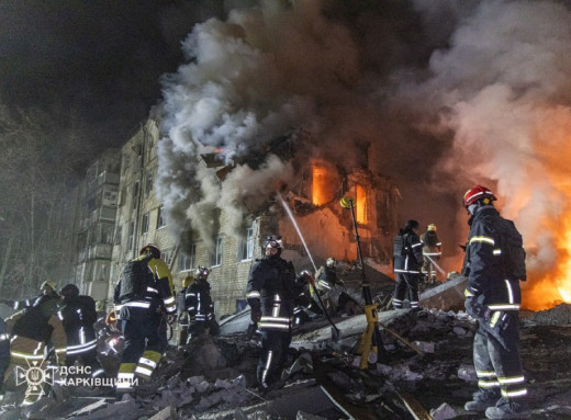 У Харкові після ракетного удару РФ розбирають завали житлового будинку: є загиблі фото