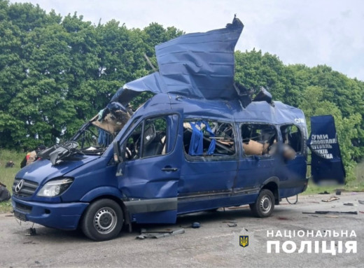 Загинуло дев’ятеро, четверо поранених: росіяни вдарили по рейсовому автобусу на Сумщині фото Загинуло дев’ятеро, четверо поранених: росіяни вдарили по рейсовому автобусу на Сумщині фото