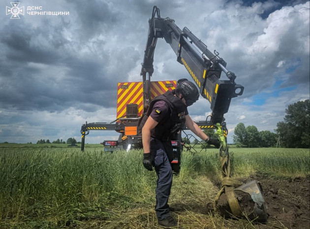 На Чернігівщині виявили бойову частину крилатої ракети на відкритій місцевості