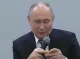 Путіну подарували талісман у кольорах українського прапору 