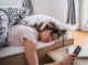 Чому не варто користуватися телефоном у ліжку: декілька причин