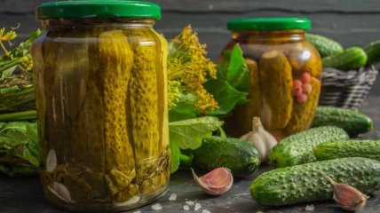 Яка культура, окрім огірків, часто входила до «ніжинської» рецептури консервації?