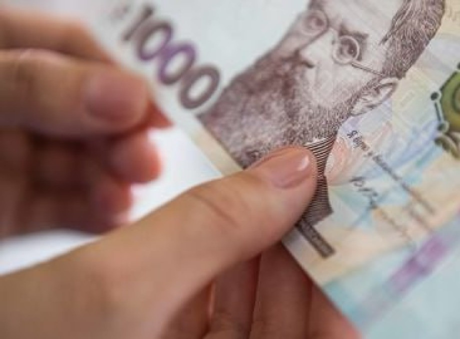 Українцям виплатять по 1000 гривень допомоги у грудні
